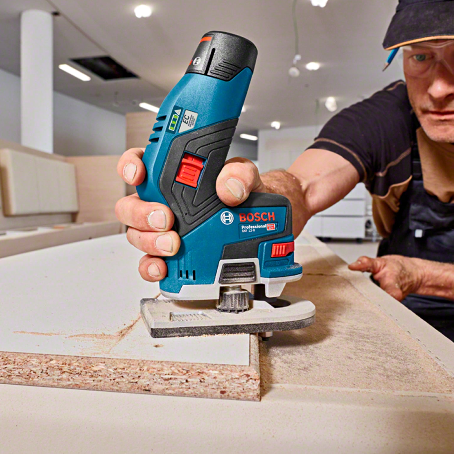 Router Bosch Inalámbrico Para Madera Gkf 12v-8 12v + Kit Cargador 12V